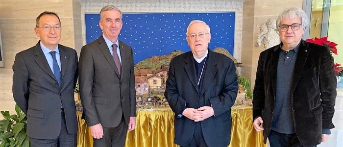 NATALE – In dono al Presidente della Cei, Cardinale Bassetti, la statuina dell’artigiano, personaggio del Presepe 2021