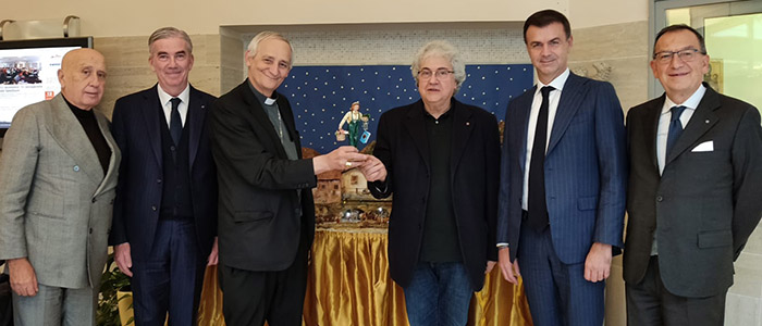 NATALE – In dono al Cardinale Zuppi, Presidente della Cei, la statuina per il Presepe, simbolo delle imprese sostenibili